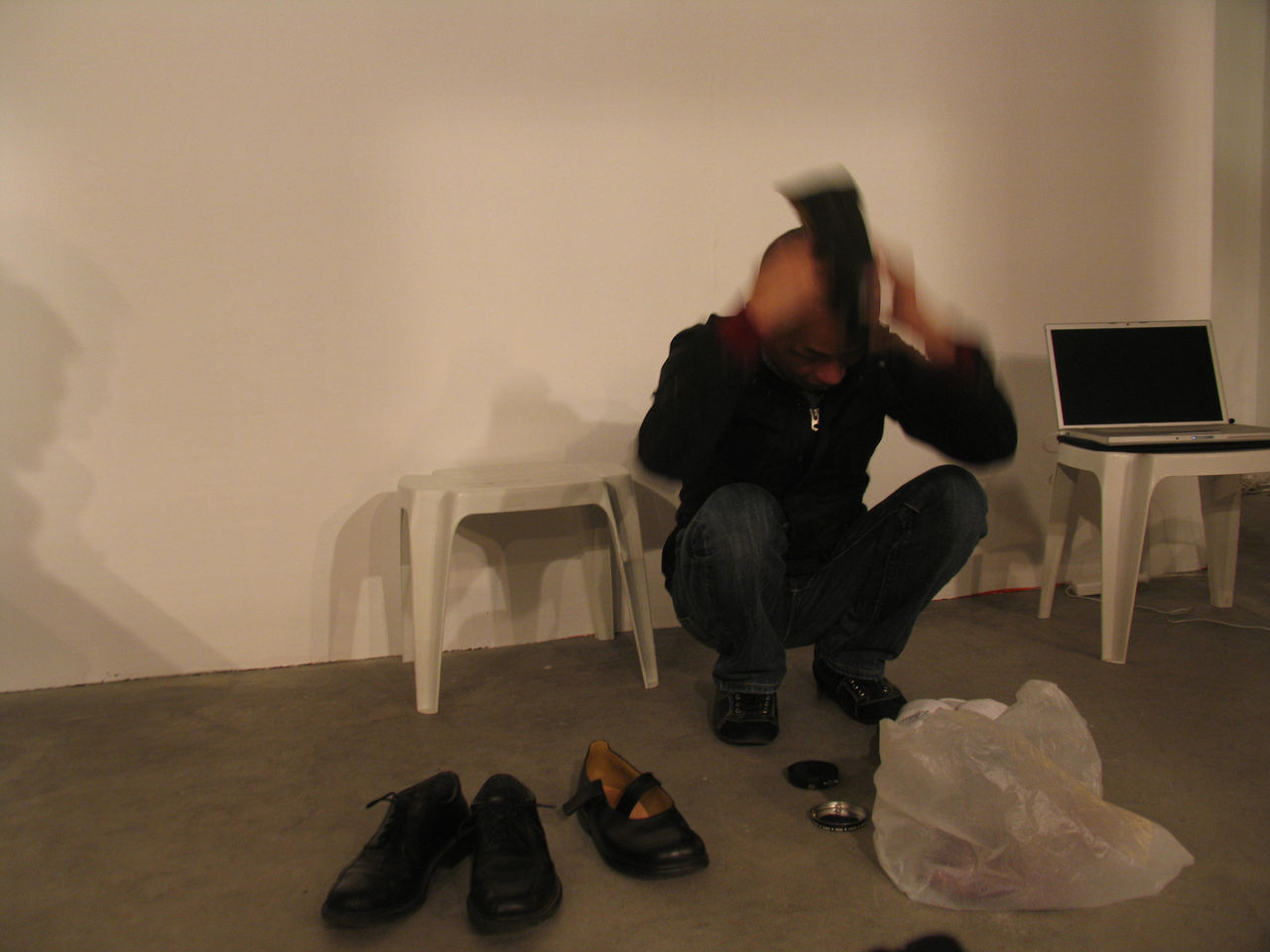 Photographic documentation of RYLLEGA Berlin (Performance by Truong Tan, 16 September 2008)
